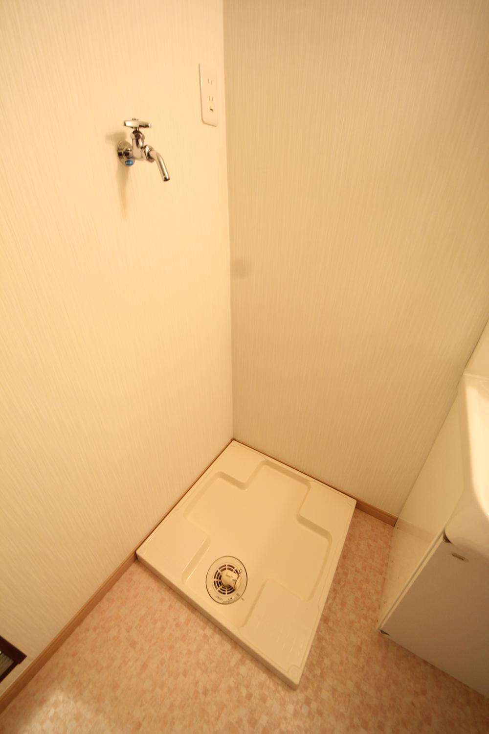 Wash basin, toilet. (October 2013) Shooting
