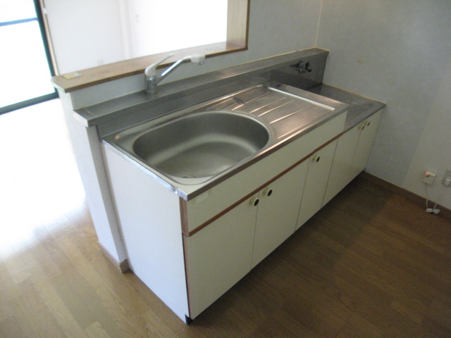 Kitchen. Also spacious kitchen space