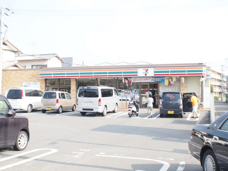 Convenience store. 370m to Seven-Eleven (convenience store)