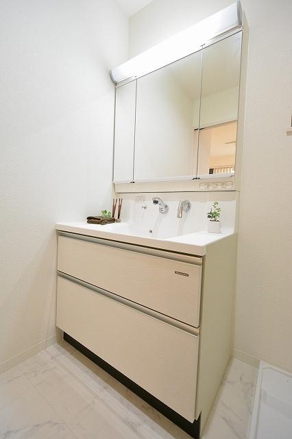 Wash basin, toilet. Washbasin with shower! Convenience in the three-sided mirror