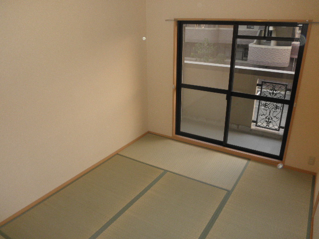 Living and room. And tatami mat sort!