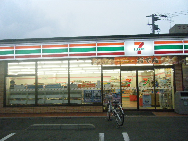 Convenience store. Seven-Eleven Fukuoka room dwelling outlet store up to (convenience store) 701m