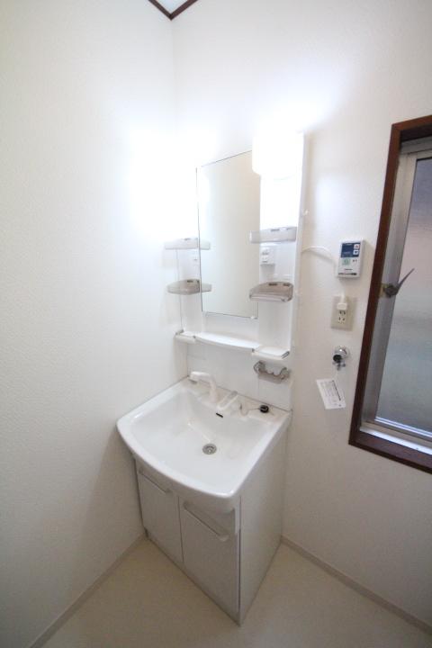 Wash basin, toilet. Local (12 May 2013) Shooting