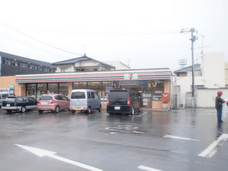 Convenience store. Seven-Eleven (convenience store) to 200m