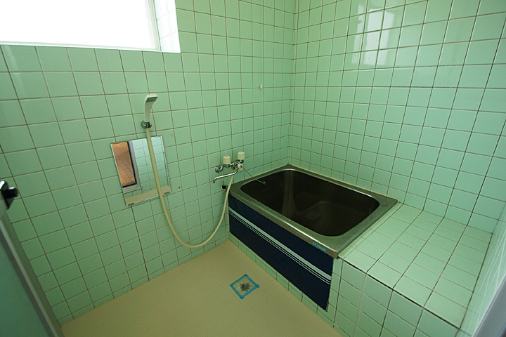 Bath. Bathroom (with ventilation window)