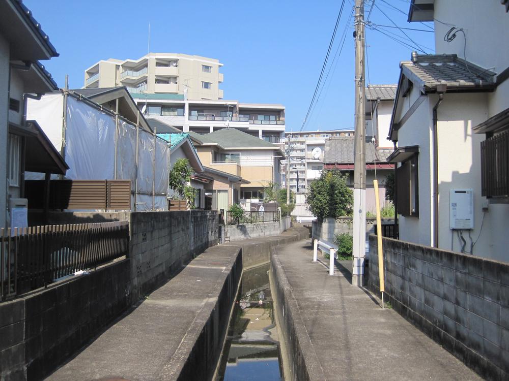 Local land photo. It is a quiet residential area.