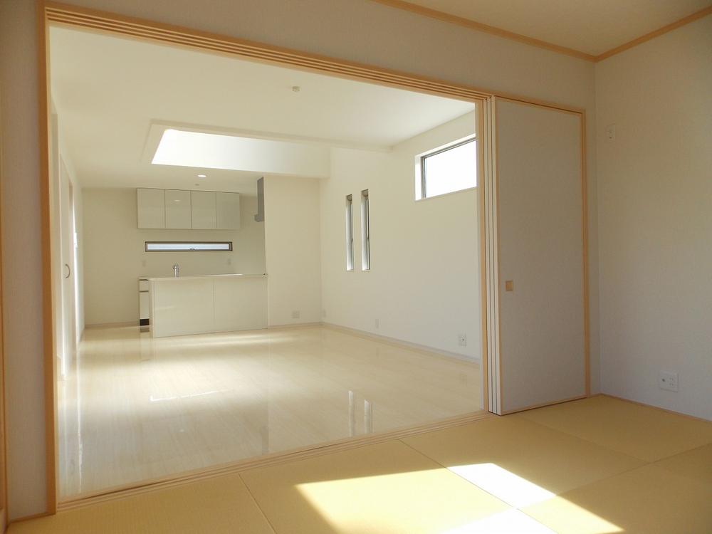 Same specifications photos (Other introspection). Japanese-style room is (^_^) /  Because it is Tsuzukiai of the living usually is open to spacious (^ o ^)  Transformed into (^_^) a little private room at the time of visitor /