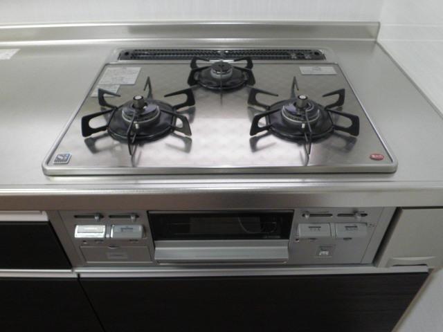Kitchen.  ■ Three-necked gas stove of new! 