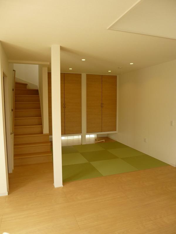 Living. It is a tatami corner on the part of the living room. LDK space is gas hot water floor heating. Characterized by it is not dirty the air with a soft warmth.