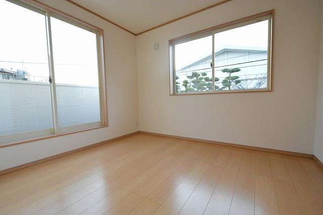 Non-living room. 2 Kaiyoshitsu, Zenshitsuminami facing sunny!