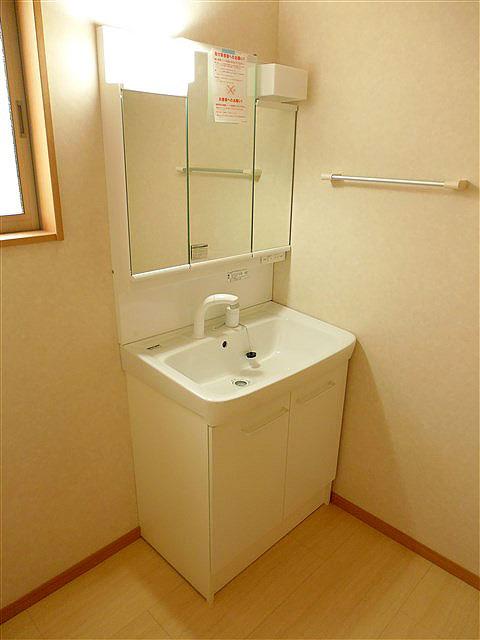 Wash basin, toilet. Washbasin with shower