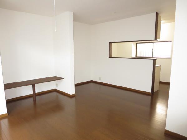 Living. Was to a large living takes a wall. floor ・ ceiling ・ It is already re-covered wall Cross. 