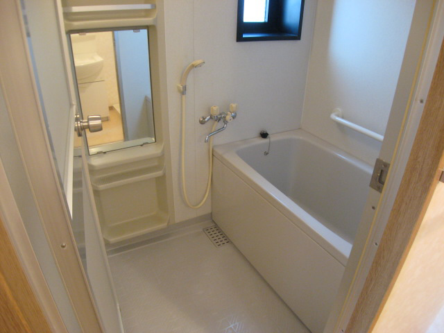 Bath. Bathroom with window. You can also firmly ventilation. 