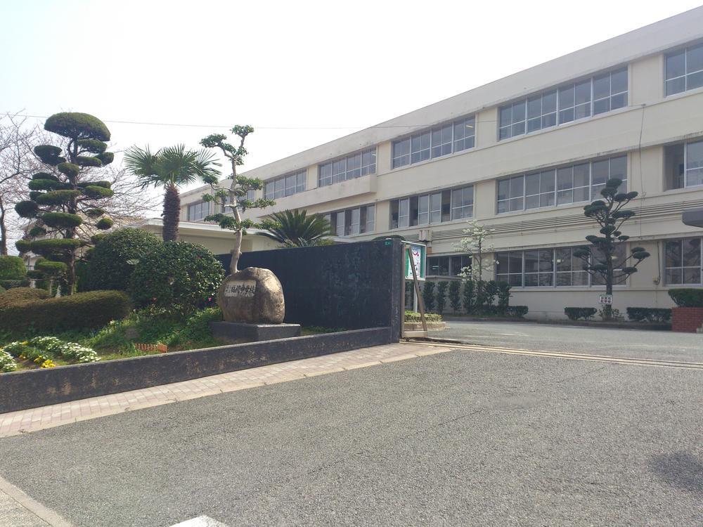 Junior high school. Fukutsu stand Fukuma until junior high school 564m