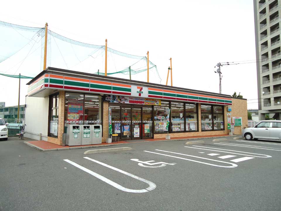Convenience store. Seven-Eleven Koga Hanamihigashi 7-chome up (convenience store) 435m