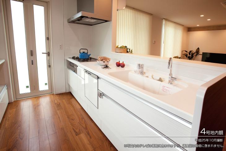 Kitchen.  [No. 4 place] [Introspection Photo] 2013 October shooting  ※ Although television in the photos are included in the price, Furnishings are not included in the price.