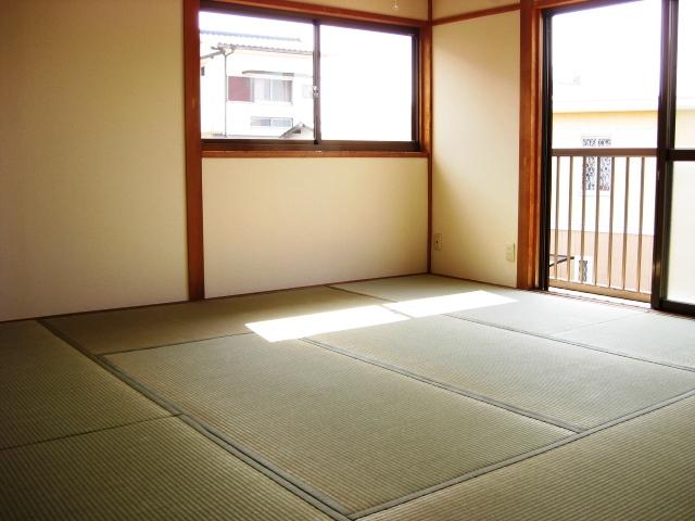 Non-living room. Day, Airy Japanese-style. 