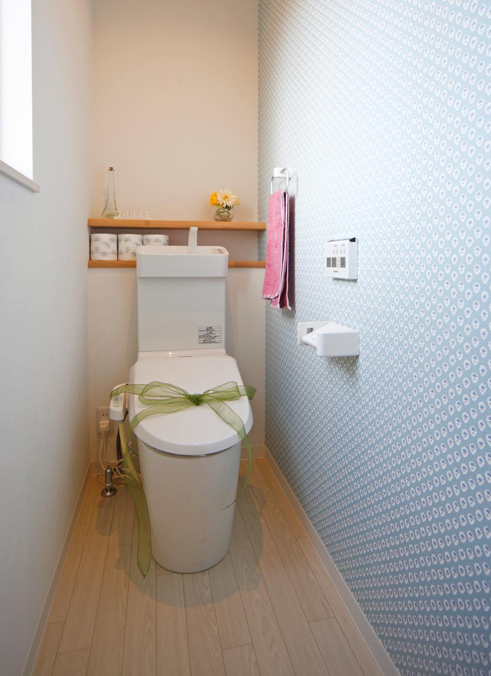 Toilet. Panasonic toilet "La Uno V" use. 2 liters PET bottles 20005 Thousand minute water-saving possible in one year.