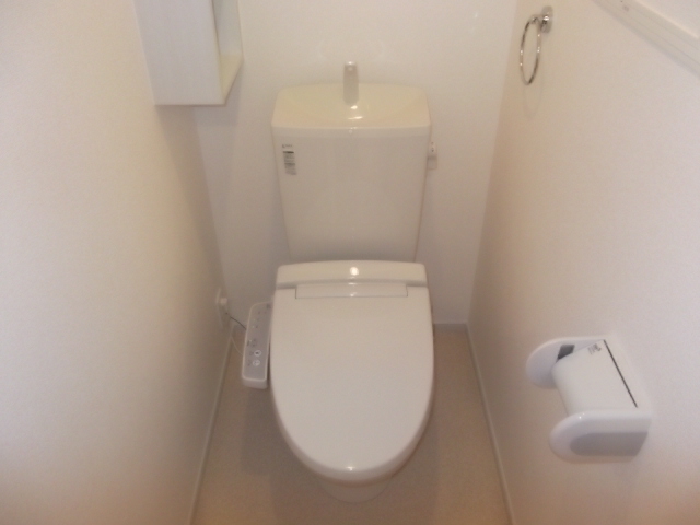 Toilet. Same construction company image view (will honor the current state)