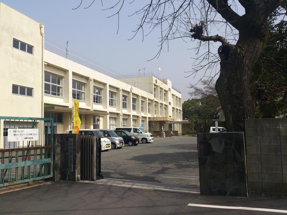 Primary school. Fukutsu stand Fukuma to elementary school 1237m