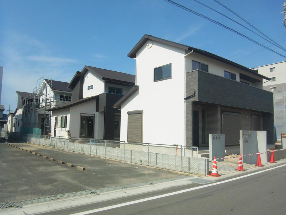 Local photos, including front road. Cityscape as seen from the No. 10 place