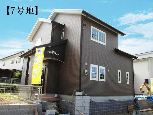 Local appearance photo.  [No. 7 land appearance] A house with a bright and airy atrium
