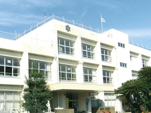 Primary school. Fukutsu stand Fukuma to elementary school 443m