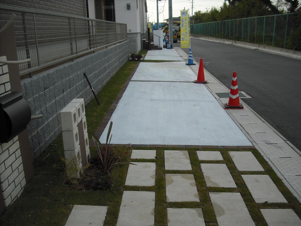 Parking lot. 7 Gochi Spacious parking lot