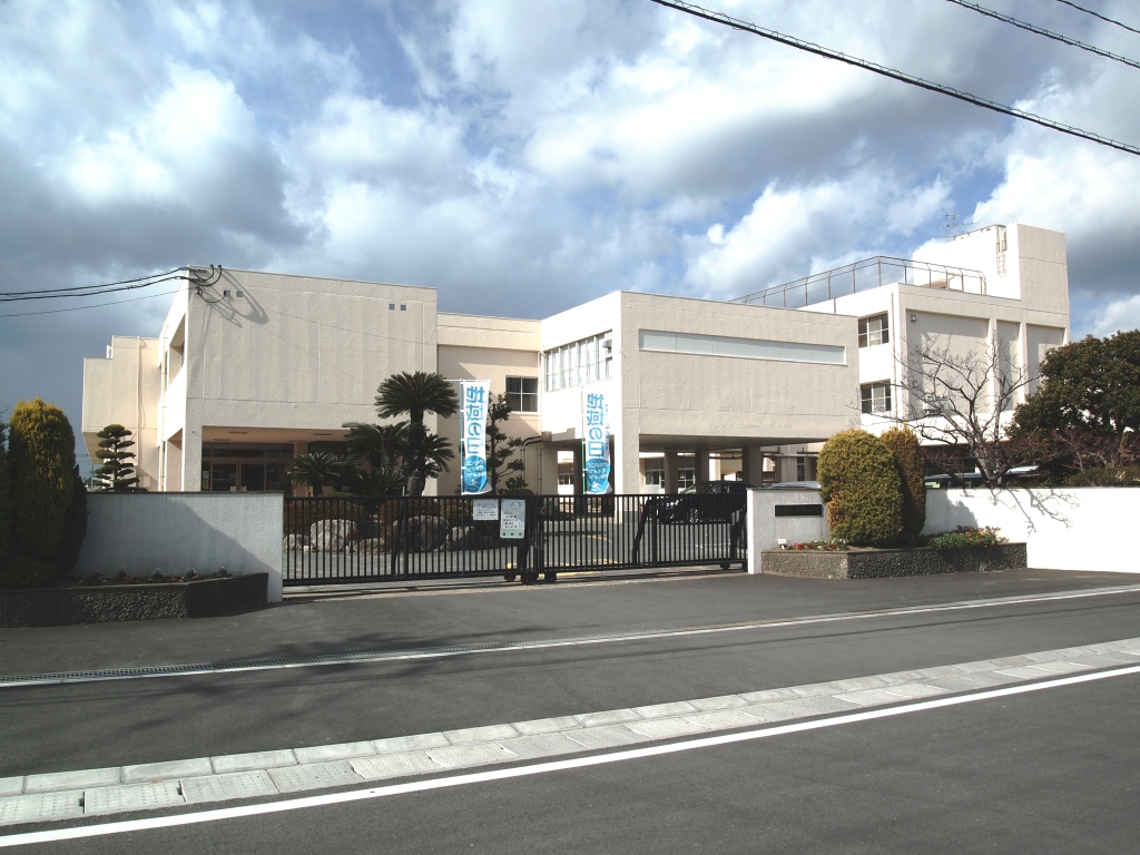 Primary school. Fukutsu stand Fukuma Minami elementary school (elementary school) up to 942m
