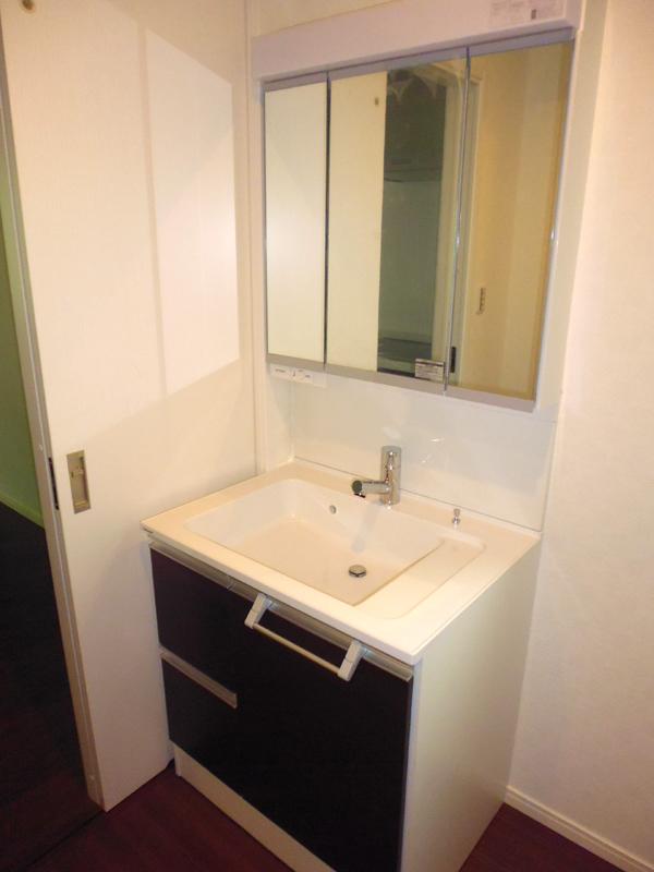 Wash basin, toilet. Indoor (10 May 2013) Shooting