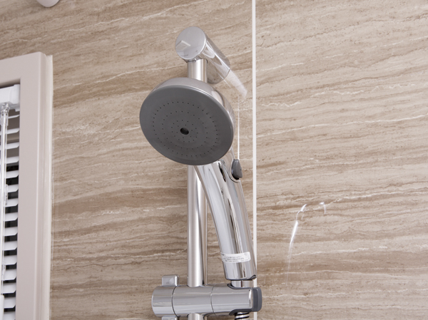 Bathing-wash room.  [Slide bar ・ Spray shower switch] Adopt a slide bar that you can use the shower at the height of your choice. Also, The water discharge at hand switch ・ Switch with a shower of metal tone that can stop water.