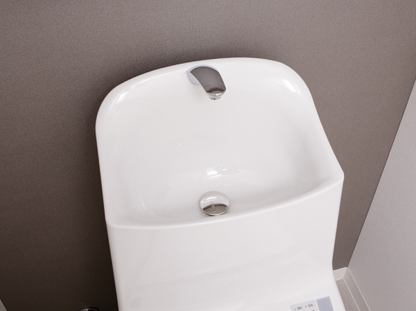 Toilet.  [Hand wash bowl] Not hit the hand in a bowl even wash a firm hand, Is hard to shape splashing water around even if the draining operation.