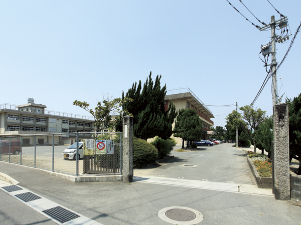 Surrounding environment. Iizuka Municipal Iizuka first junior high school (14 mins / About 1100m)