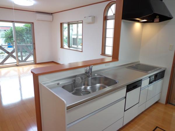 Kitchen. It has become a counter kitchen. There is a sense of relief because there is no cupboard hanging on top of the sink. Direction of large sash has become well-bright living room day to become a south.