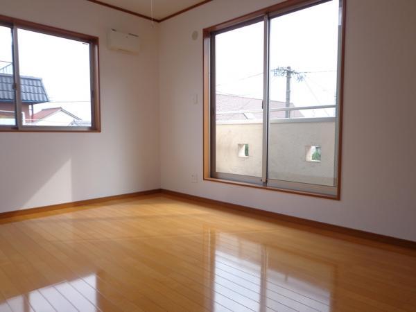 Non-living room. Bright two-plane daylight become a corner room. There in the city but is well-ventilated also good because it is not built buildings stuck exactly to the adjacent land. 