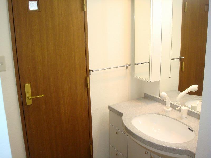 Wash basin, toilet. Indoor (July 2011) shooting