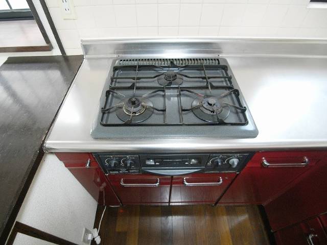 Kitchen. 3-burner stove equipped! 