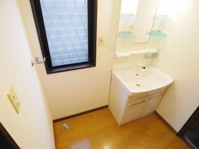 Washroom. Breadth that dressing room is also in clear! Shampoo with Dresser! 
