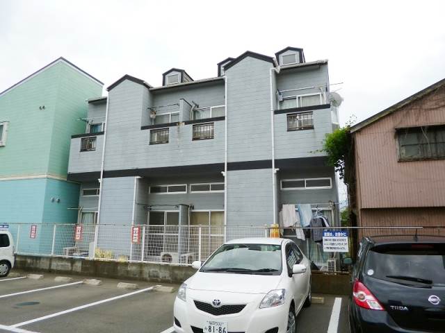 Building appearance. Maehara Station 4-minute walk