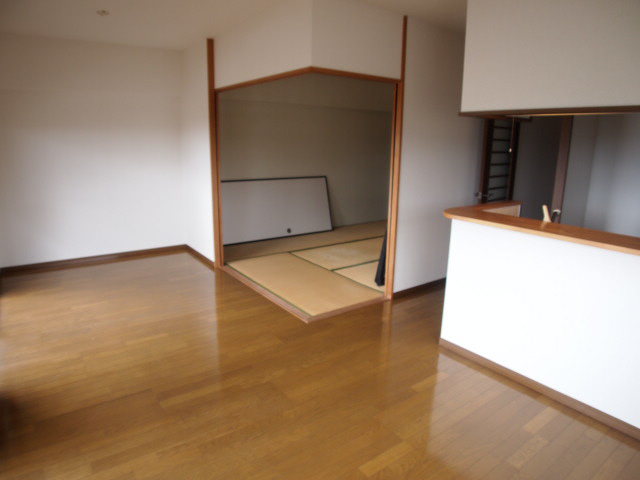 Other room space. 6 Pledge Japanese-style, How to use a variety because frontage is connected to the widely living