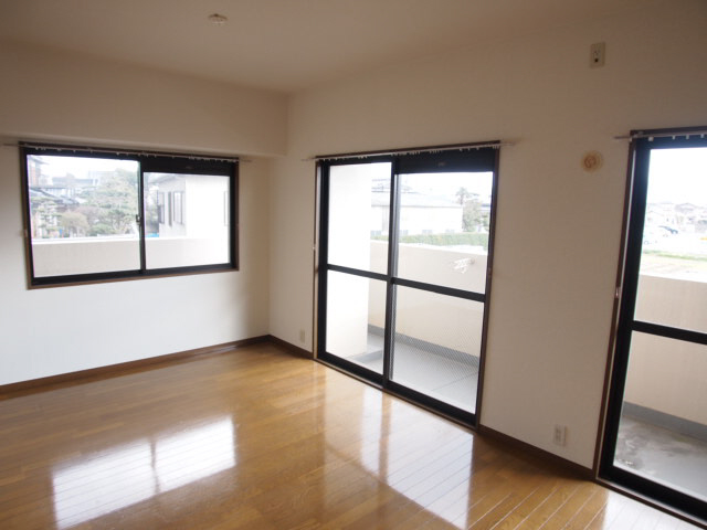 Living and room. Bright living room with 2 Men'irodori light. 