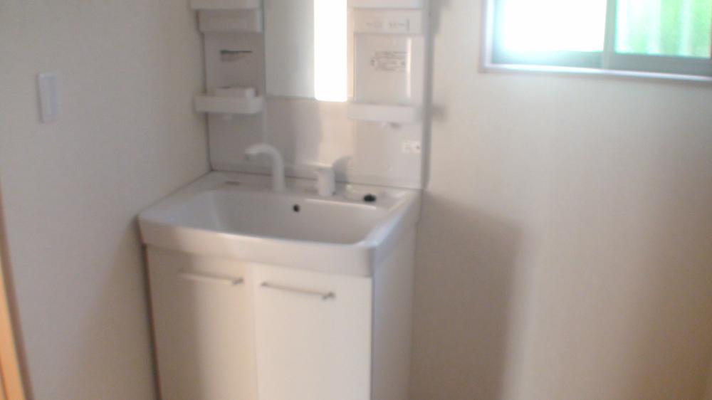 Wash basin, toilet. Shampoo dresser