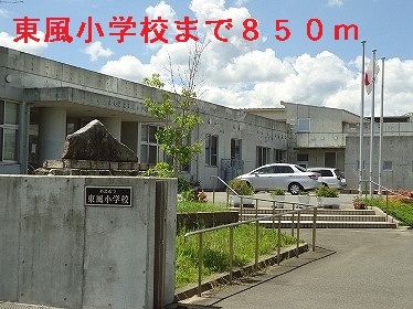 Primary school. 850m to Dongfeng elementary school (elementary school)
