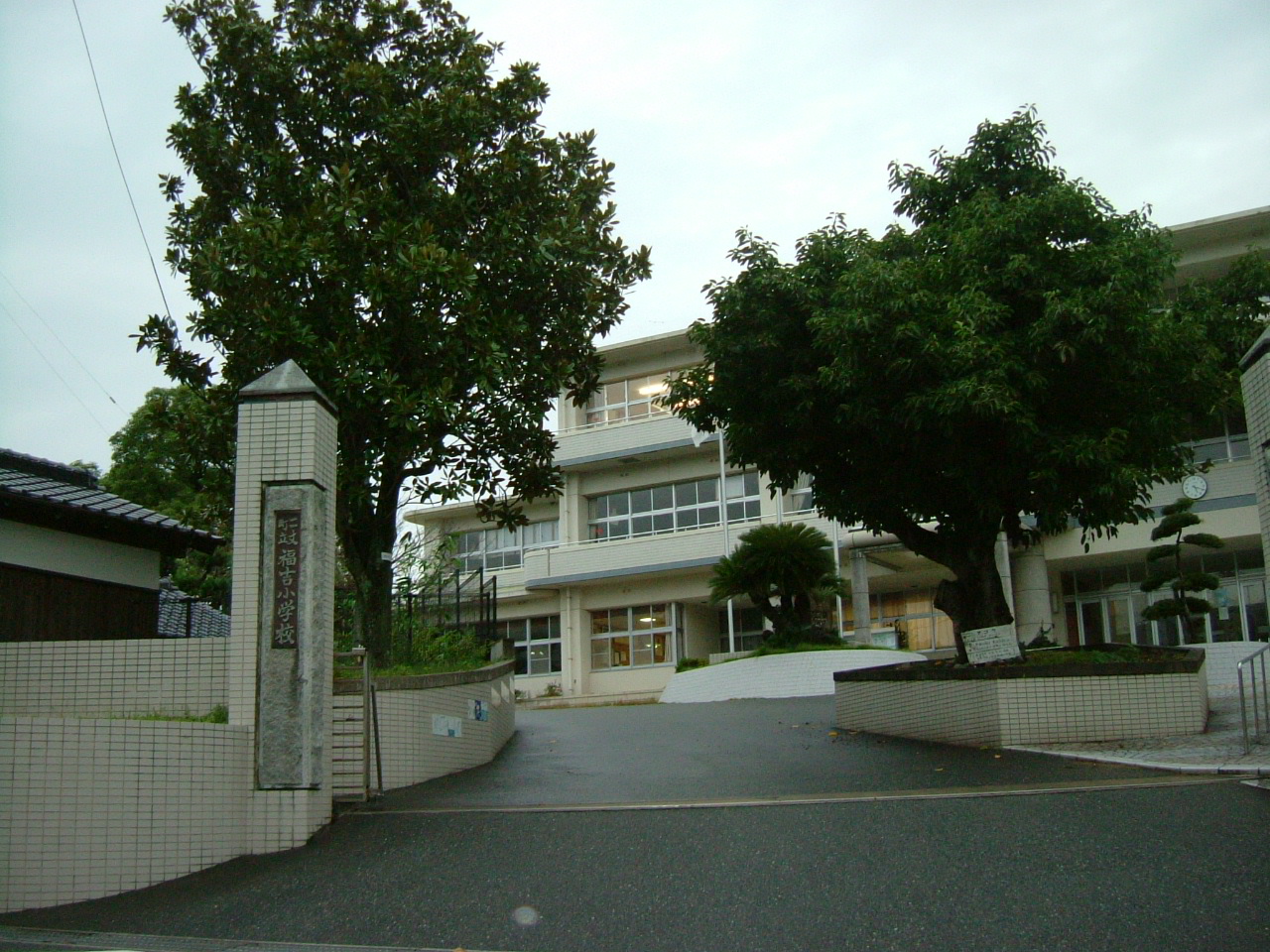 Primary school. Fukuyoshi until elementary school 500m 7-minute walk. School is also close to peace of mind