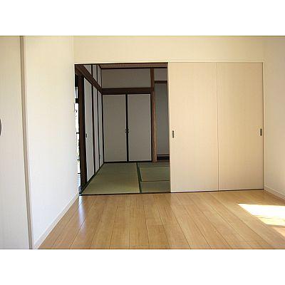Living. Japanese-style room in the LDK is adjacent! 
