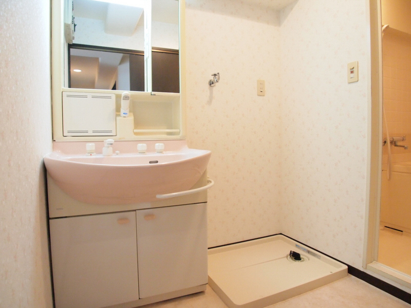 Washroom. It is also comfortable morning with shampoo dresser. 