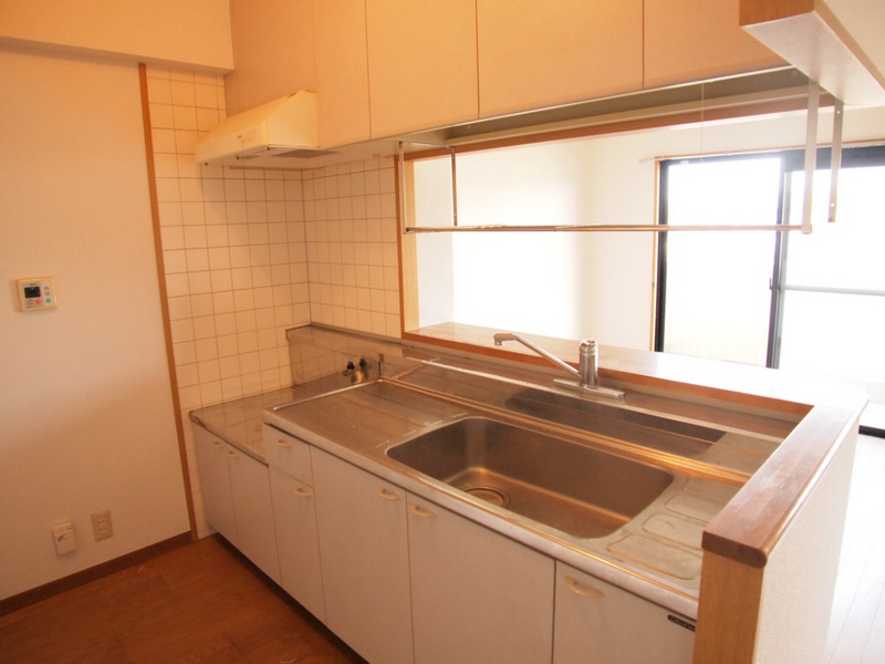 Kitchen. It is easy to the size of the kitchen dishes. 