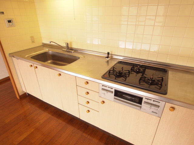 Kitchen. It is a 3-burner stove with system Kitchen!  ※ Photo By room