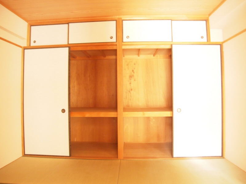 Receipt. This as Even Japanese-style room. Storage boasts of property. 