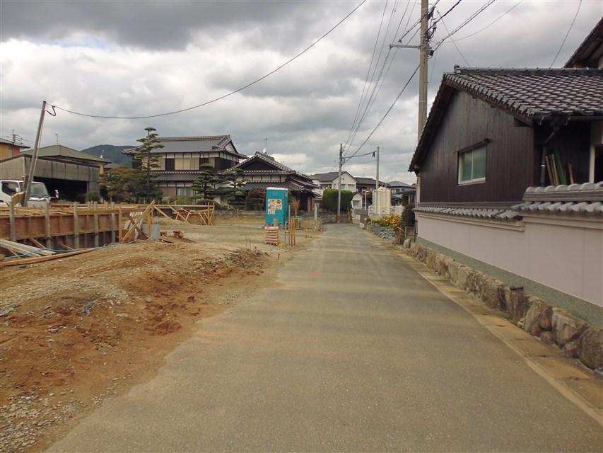 Local photos, including front road. Front road (width 4.48m)